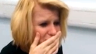 The incredible moment in which a deaf woman hears for the first time